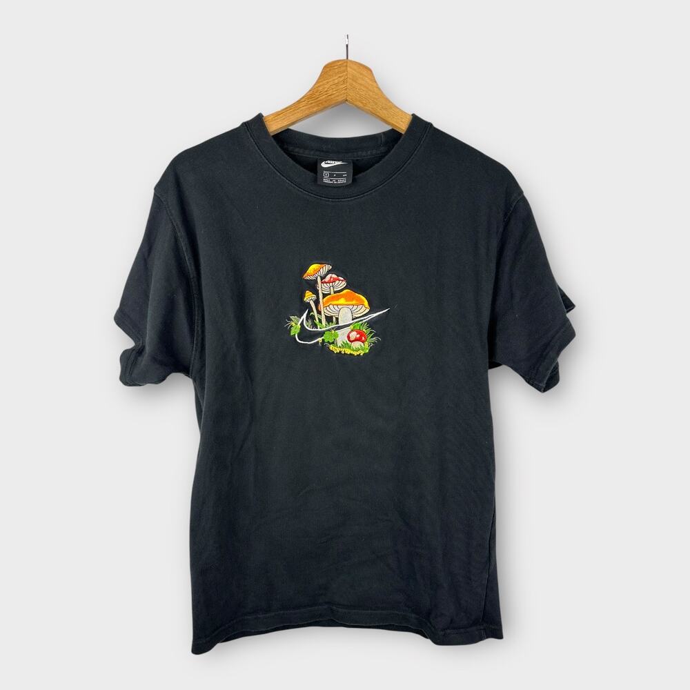 Nike Mens size Small Max90 Embroidered Mushroom Short Sleeve T-Shirt dm8304-010